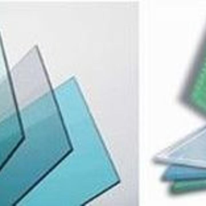 So sánh tấm lấy sáng Polycarbonate rỗng ruột và đặc ruột